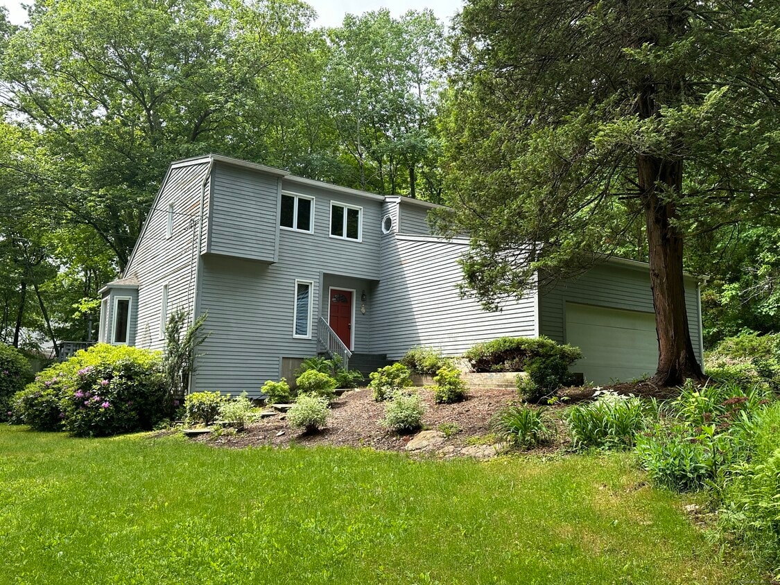 Primary Photo - 286 N Bridebrook Rd