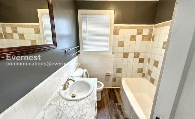 Building Photo - 913 Meadowbrook Dr