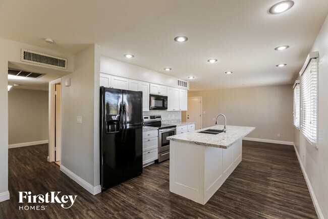Building Photo - 2122 W Shaw Butte Dr