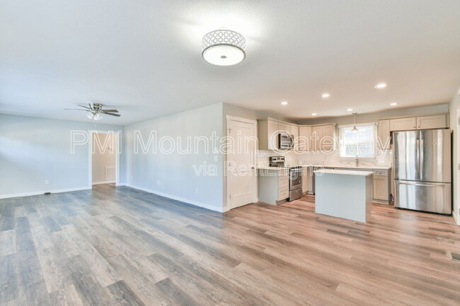 Building Photo - 379 Valley Dr