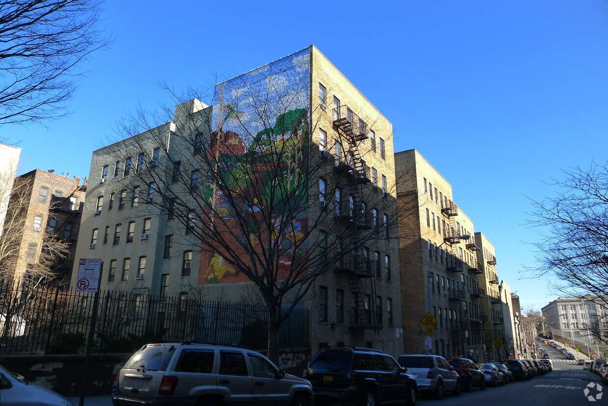 Primary Photo - 1353 Sheridan Ave
