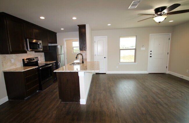 Building Photo - No Water Bill. No Lawn Care. Just Move In. | 3BD/2BA Duplex in Weatherford TX | Ready Now — Act F...