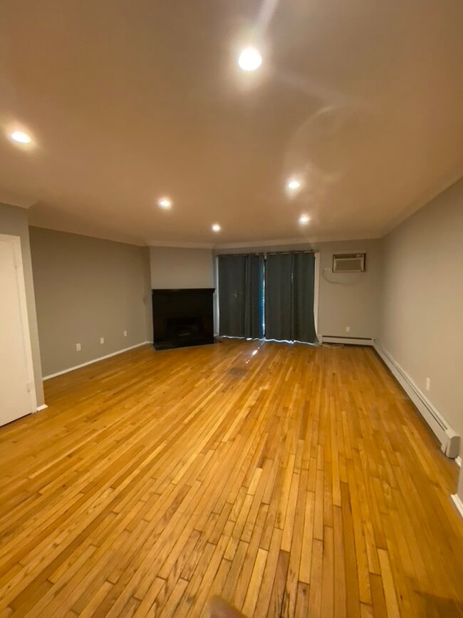 Livingroom with fireplace and balcony - 492 N Broadway