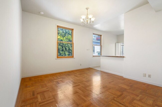 Building Photo - Spacious Top Floor 3BD/1BA with On-Site Wa...