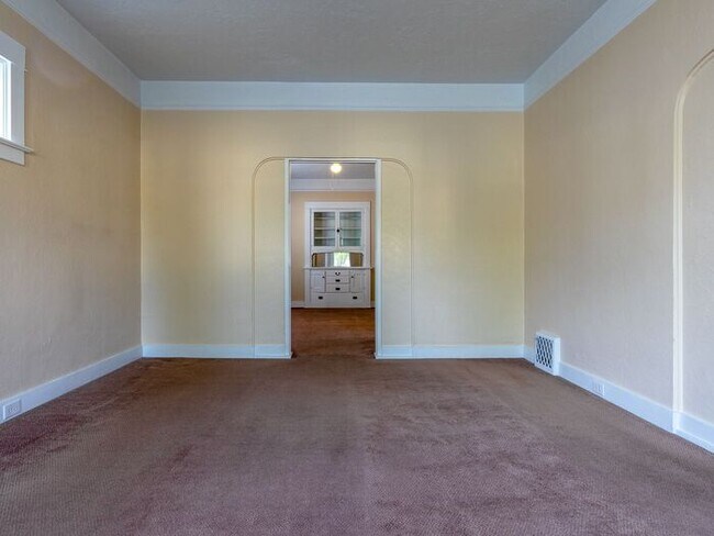 Building Photo - 3 bedroom, 1 bath. Inner NE Portland! 1/2 ...