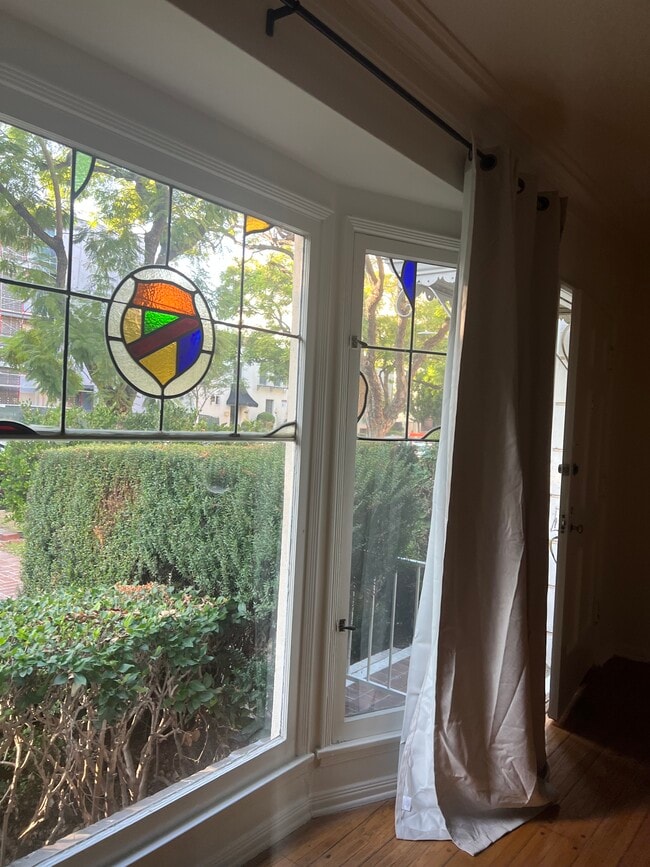 Foto del edificio - 330 N Palm Dr