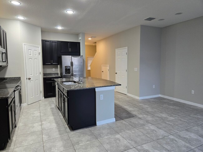 Foto del edificio - Lovely 3 BR, 2 BA Riverview Townhome!