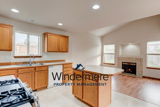 Foto del edificio - Two story 4 bedroom 2.5 bath Home.