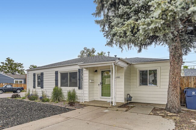 Building Photo - Remodeled 2BD, 1.5BA Chaffee Park Home wit...
