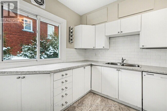 Photo du bâtiment - 1221 Kitchener Ave