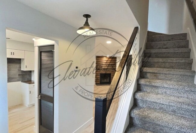 Building Photo - Modern 2-Bedroom Townhome in Clarksville –...