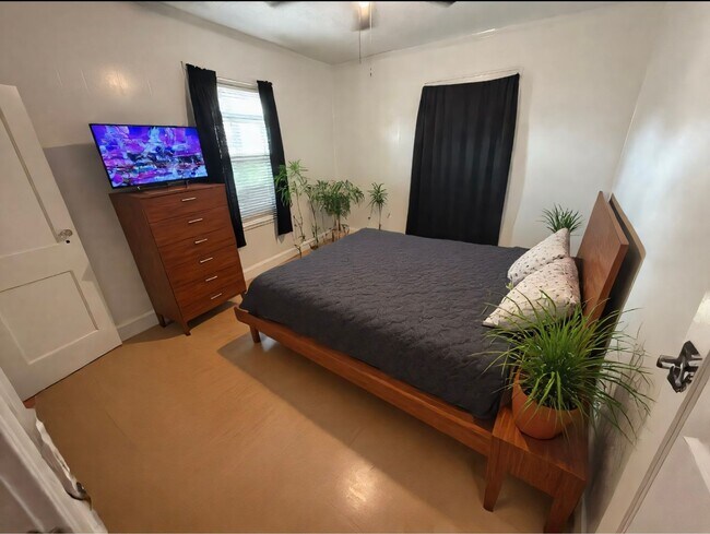 Foto del edificio - 3 bedroom 1 bath house w/ 2 car garage