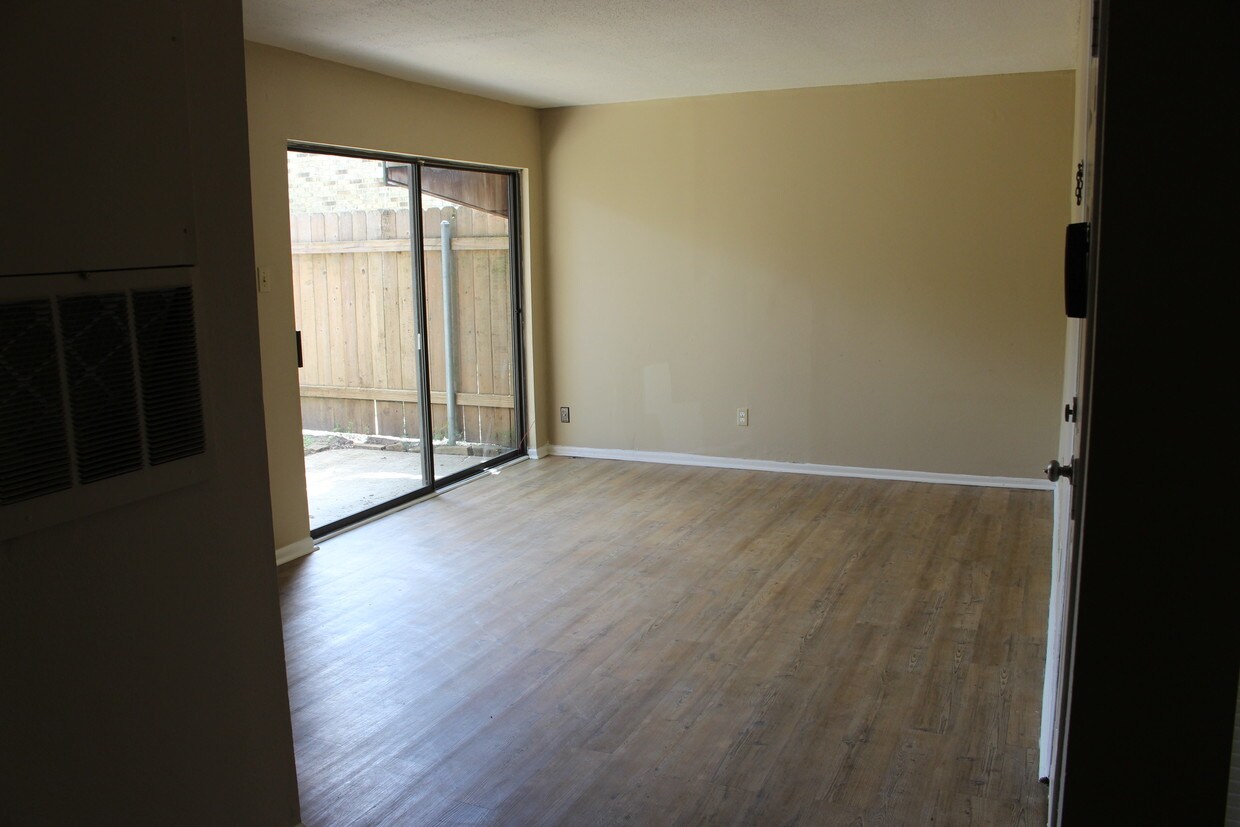 Primary Photo - 1020 W McNeese St