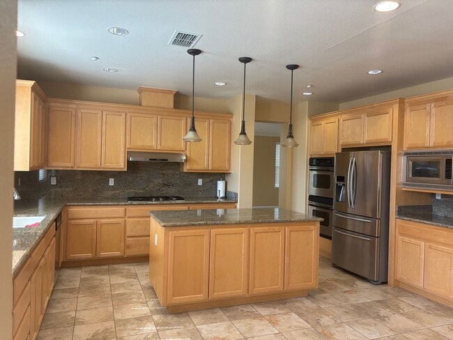Building Photo - Stunning 5-Bedroom, 4-Bath Home in Prime B...