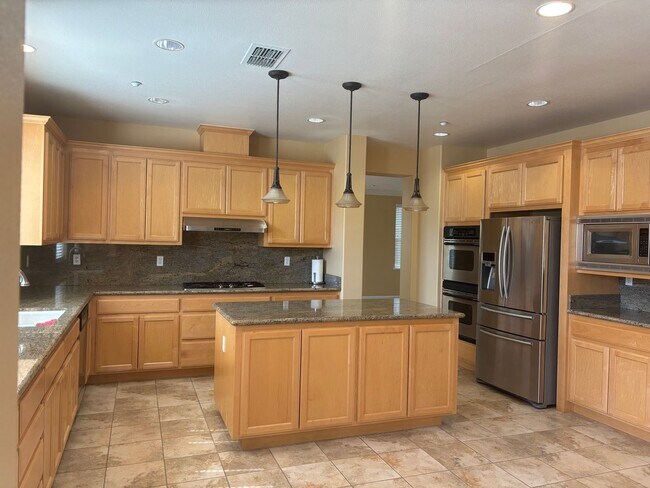 Foto del edificio - Stunning 5-Bedroom, 4-Bath Home in Prime B...