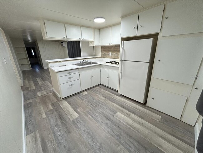 Building Photo - 1410 Lakeview Dr