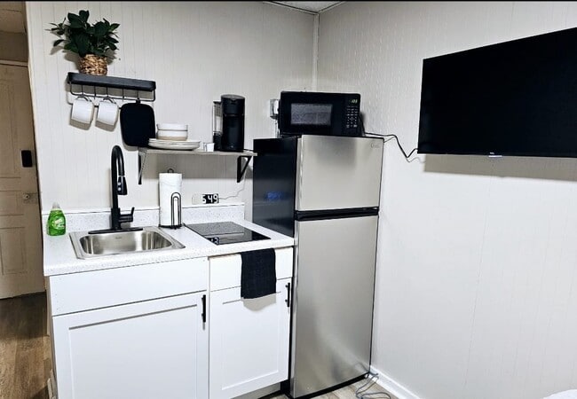 Building Photo - 312 Centre St