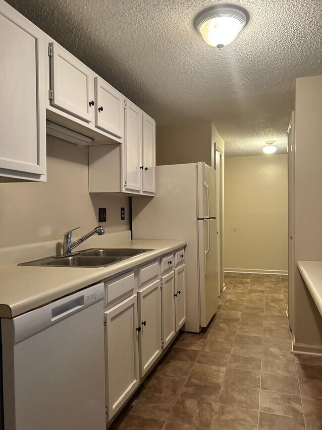 Foto del edificio - Available Now! Spacious 2 Bedroom Apartment!!