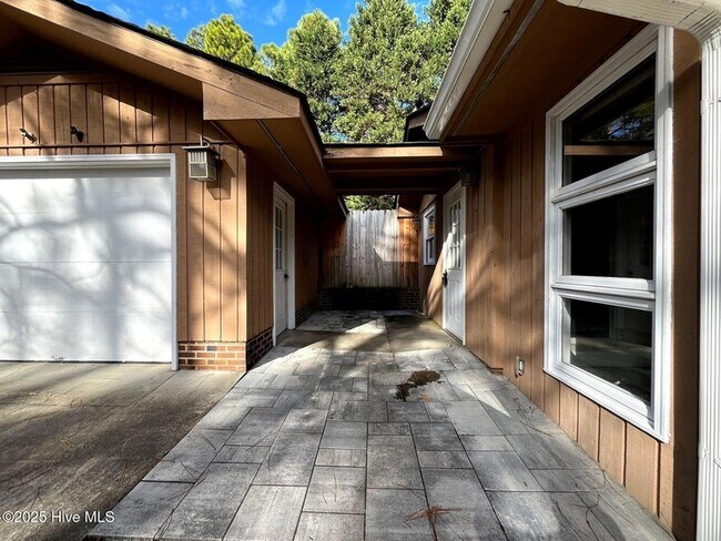 Building Photo - 7 Ash Ct