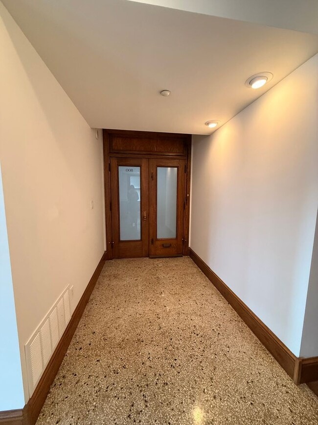 Building Photo - Beautiful and Spacious 3 BDRM 2 BATH Unit in the Heart of Public Square