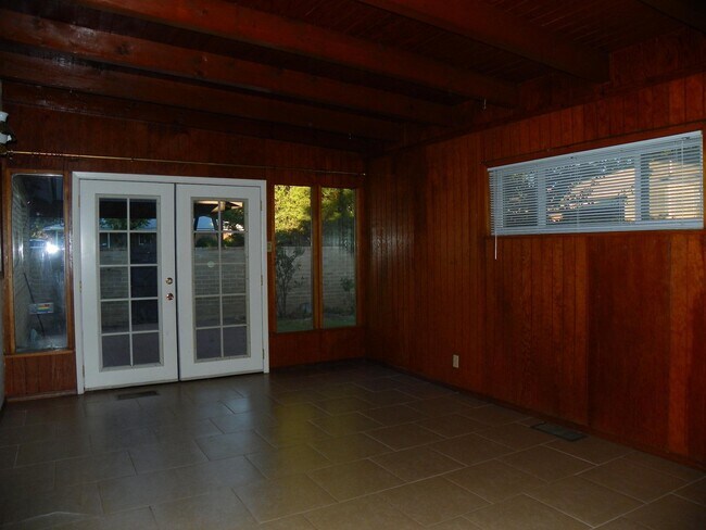 Foto del edificio - 8522 Flower Pl NE