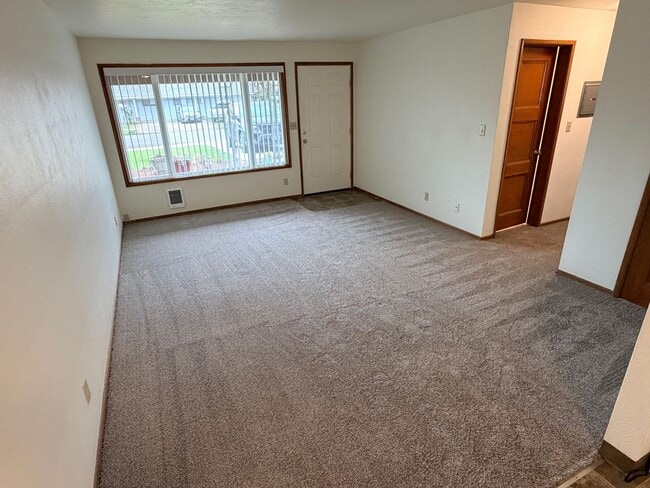 Building Photo - Two Bedroom Flat in North Salem