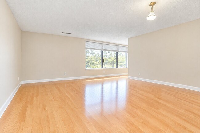 Foto del edificio - 1002 Paradise Rd