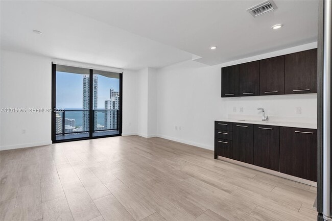 Foto del edificio - 45 SW 9th St