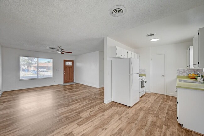 Foto del edificio - SINGLE-STORY HOME | HUGE BACKYARD + XL POWERED STORAGE SHED | NORTH LAS VEGAS