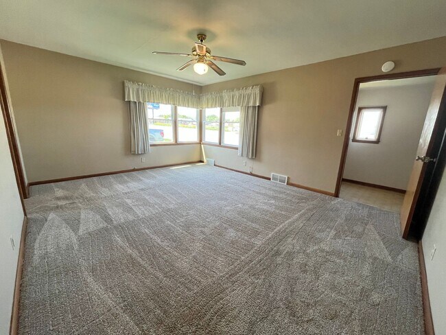 Building Photo - East Side 2 Bed/2 Bath w/ Bonus Room!