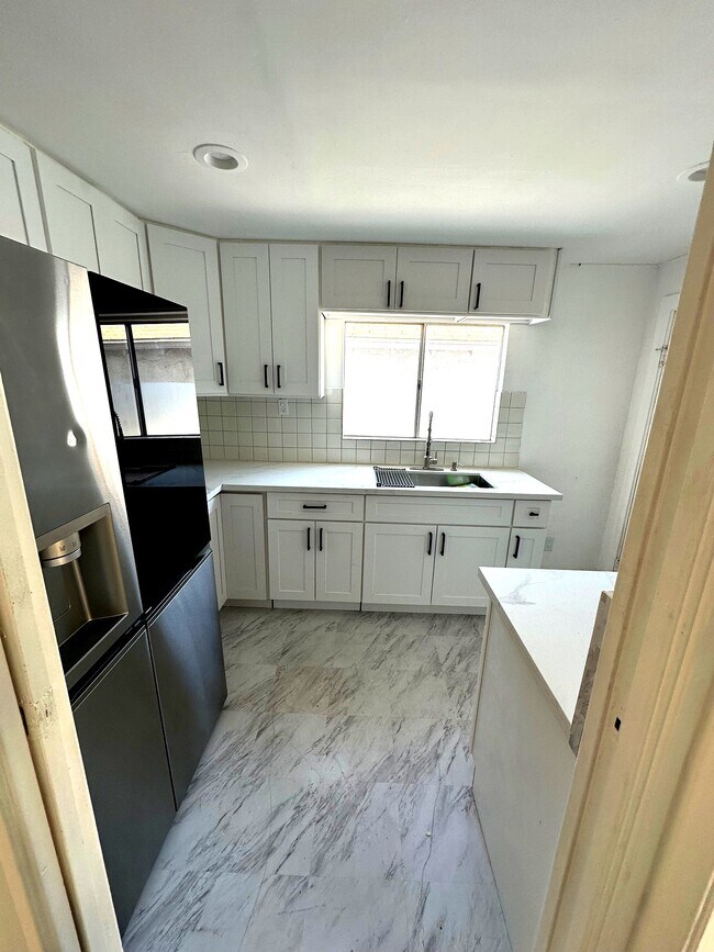 Foto del edificio - 1182 N Kingsley Dr