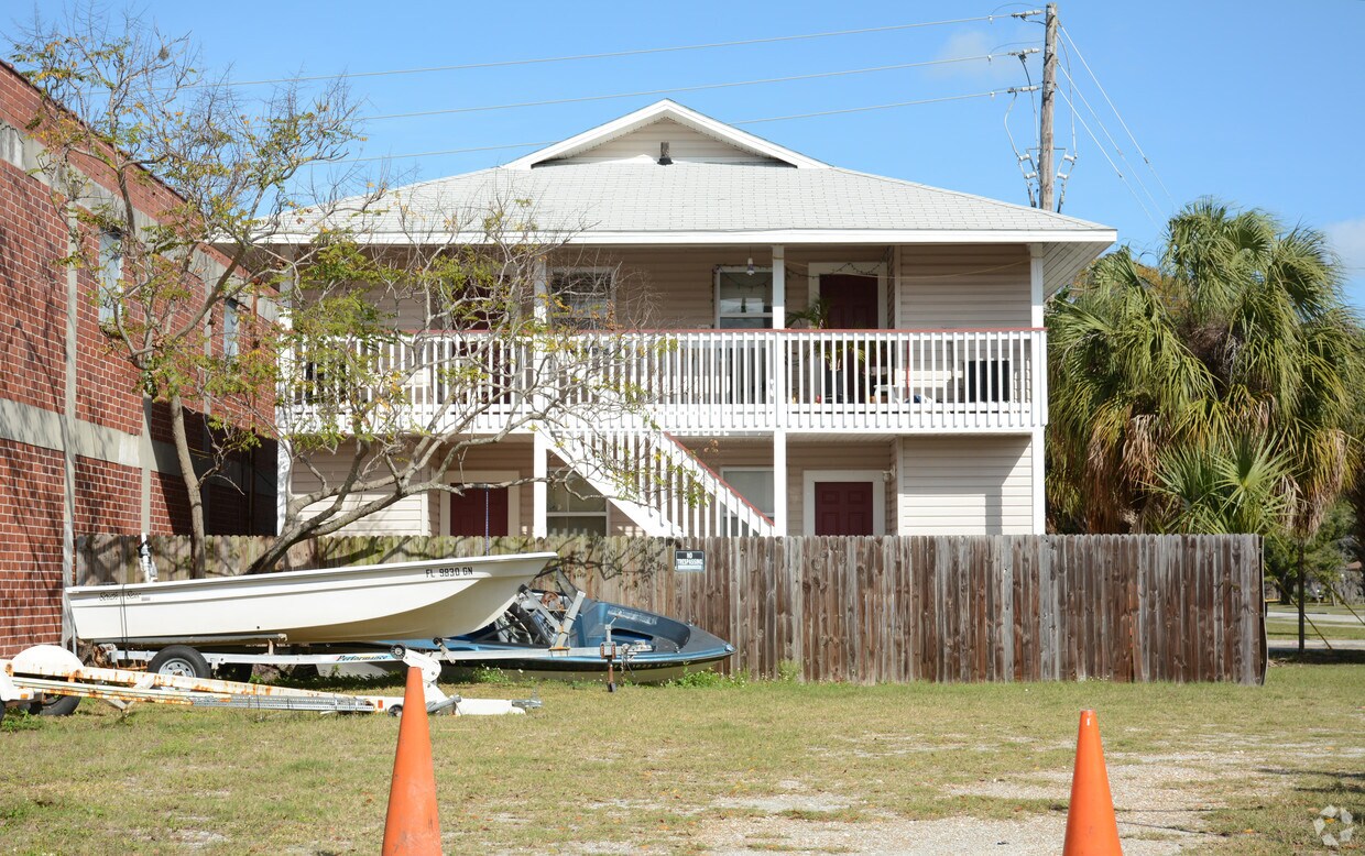 1308 Burlington Ave N, Saint Petersburg, FL 33705 Apartments in Saint