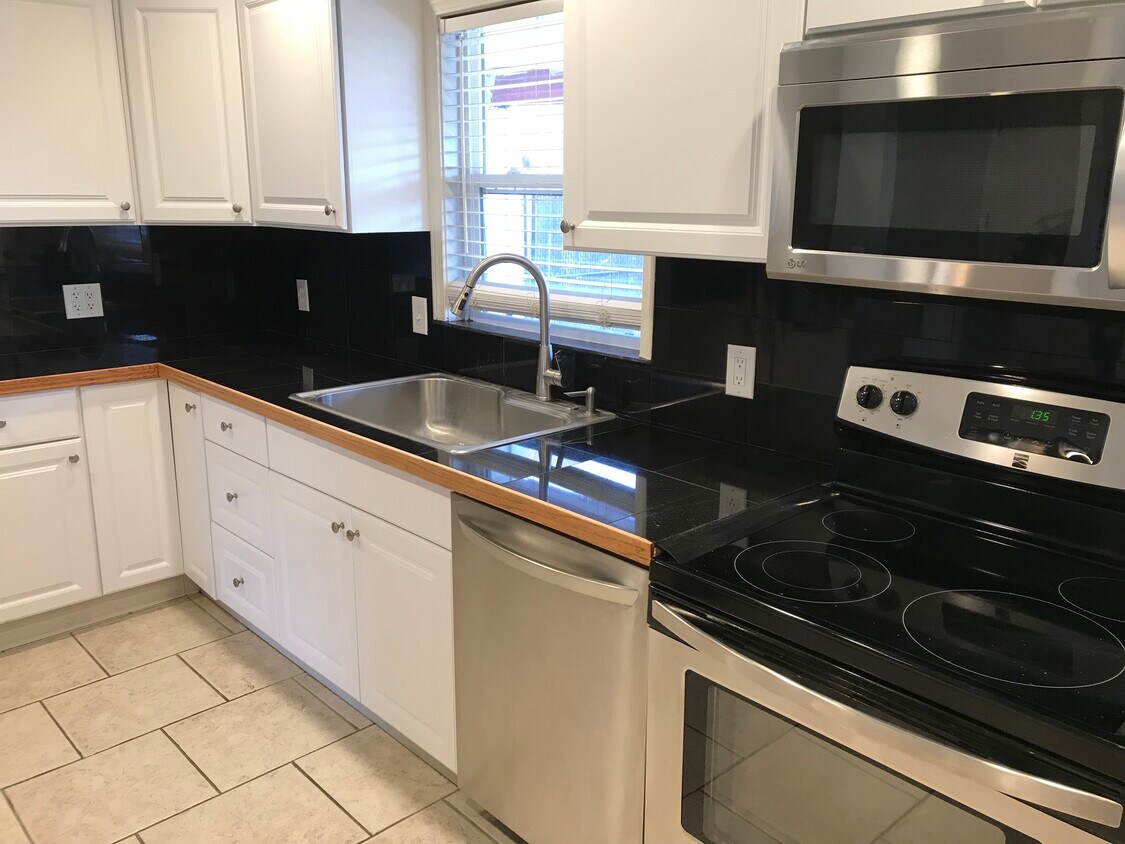 Foto principal - 2705 Fraser Way