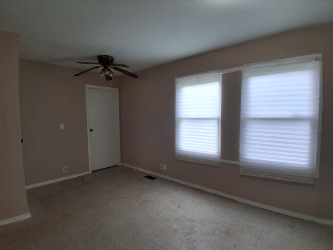 Building Photo - 908 Knollcrest Dr