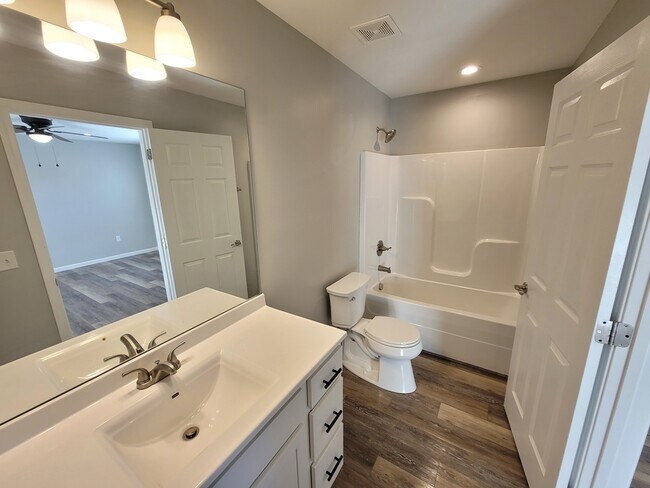 Foto del edificio - 232-234 Longwood Ln.