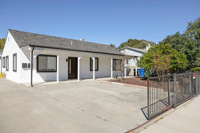 Foto del edificio - 10955 Burnet Ave