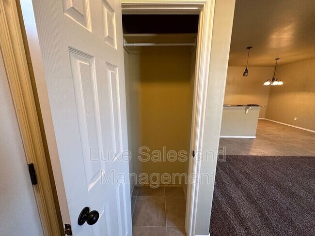 Building Photo - 151 Bison Ct Way
