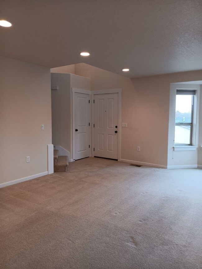 Building Photo - Beautiful Townhouse in West Salem is Ready For You!