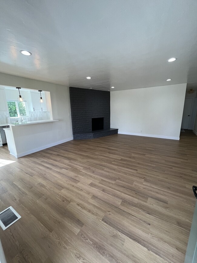 Building Photo - La Mesa Front House