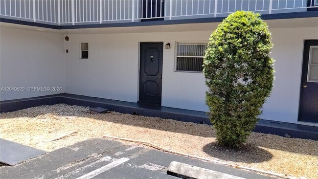Building Photo - 447 NE 195th St