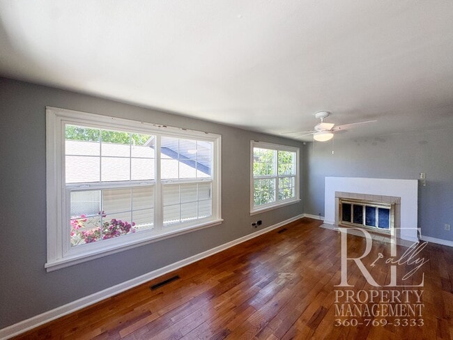 Foto del edificio - Charming 2-Bedroom Home with Renovated Bath, Hardwood Floors & Spacious Fenced Yard