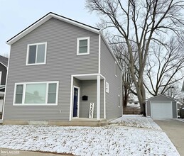 Building Photo - 22001 Lakeview St