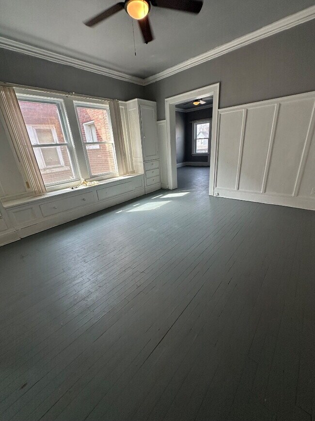 Building Photo - Renovated 2 Bedroom Apartment with Classic Character & Spacious Layout