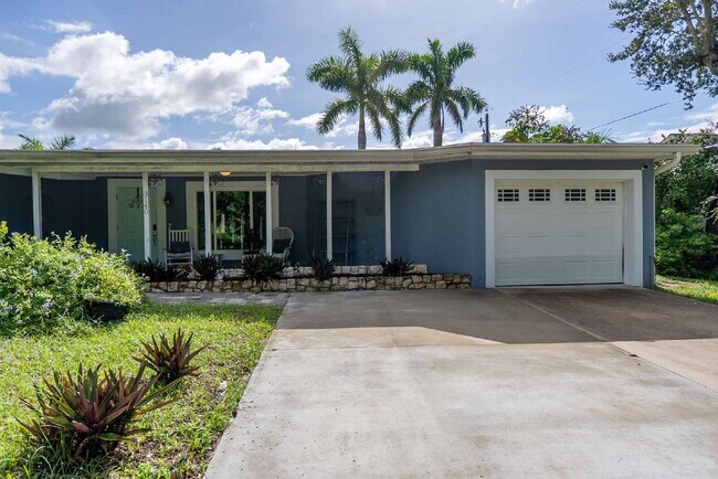 Building Photo - Living Across from Sarasota Bay 3BR/2.5BA Home Minutes to Downtown – Yardwork Included