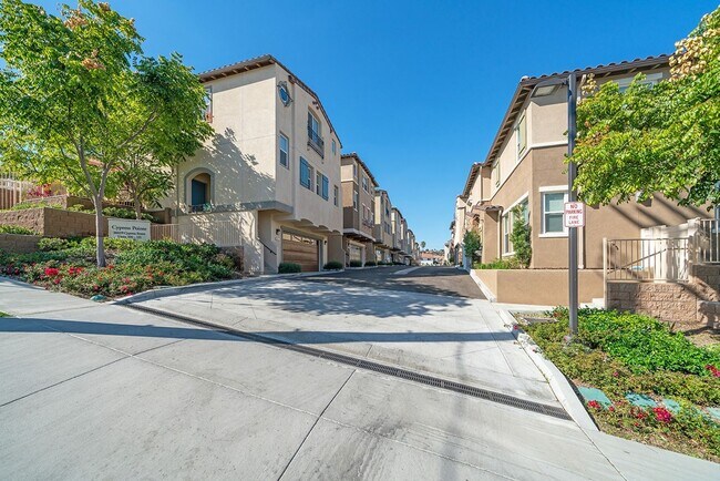 Foto del edificio - Gorgeous Lomita Townhome