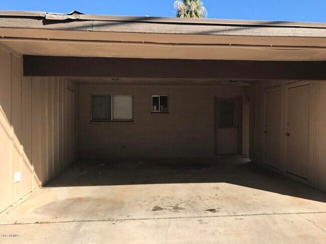Building Photo - 2 BEDROOM 1 BATH MESA TRIPLEX HOME