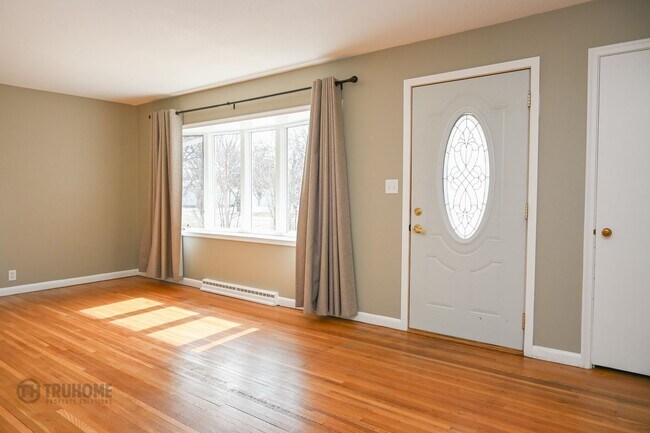 Foto del edificio - 4 Bed 2 Bath in Prime Location: Your Perfect Home Close to UND!