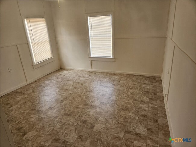 Building Photo - 1102 W Central Ave