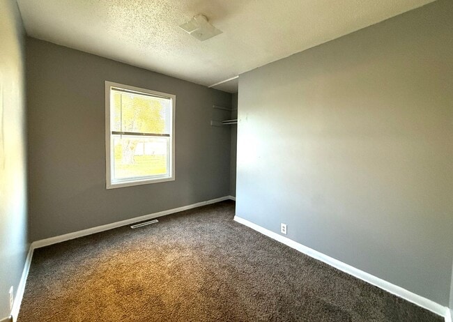 Building Photo - Cozy 3BD, All Main-Floor Living with Large...