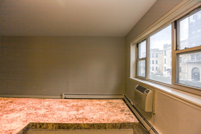 Building Photo - 522 W Briar Pl